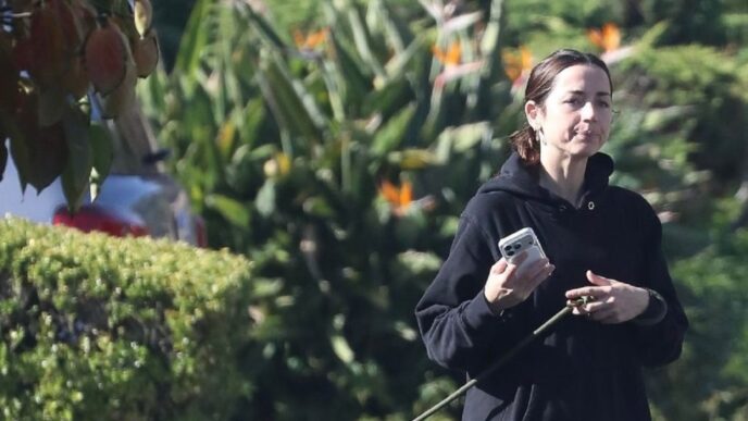 e-considerata-una-dintre-cele-mai-frumoase-femei-din-lume,-insa-cand-iese-pe-strada-e-de-nerecunoscut.-a-cucerit-cei-mai-ravniti-barbati-–-playtech-stiri