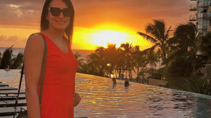 cristina-neagu-duce-o-viata-fara-griji-dupa-ce-s-a-retras-si-a-plecat-din-romania.-vacanta-de-vis-in-hawaii