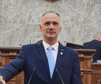 romania-all-inclusive-/-senatorul-care-e-in-carti-pentru-aparare-/-a-fost-consilier-de-dezvoltare-personala-si-administrator-la-o-ferma-de-porci