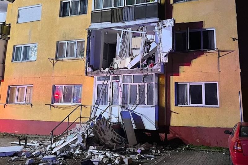 explozie-puternica-intr-un-apartament-din-bihor.-proprietara-s-a-prabusit-cu-balconul-in-urma-deflagratiei