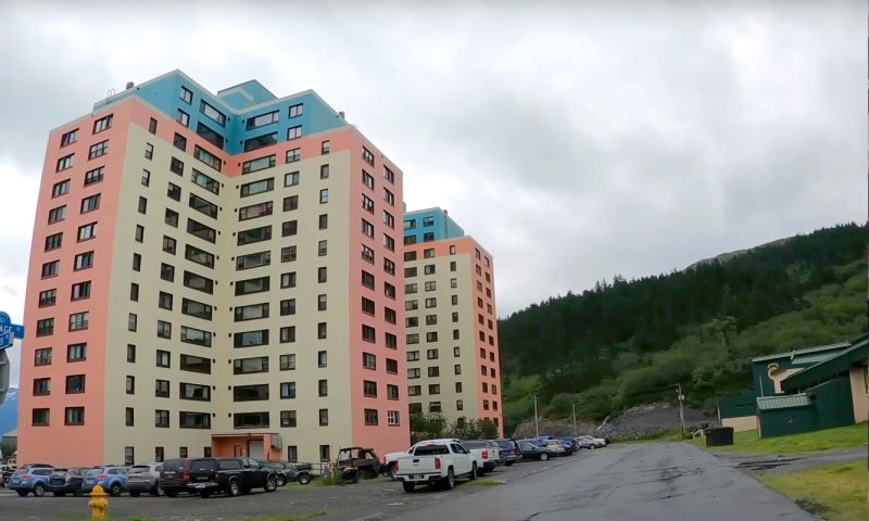 orasul-unde-toti-locuitorii-traiesc-sub-acelasi-acoperis.-locul-incredibil-in-care-un-singur-bloc-reprezinta-totul