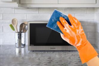 trucul-cu-buretele-umed-in-cuptorul-cu-microunde-curata-murdaria-mai-bine-decat-orice-detergent