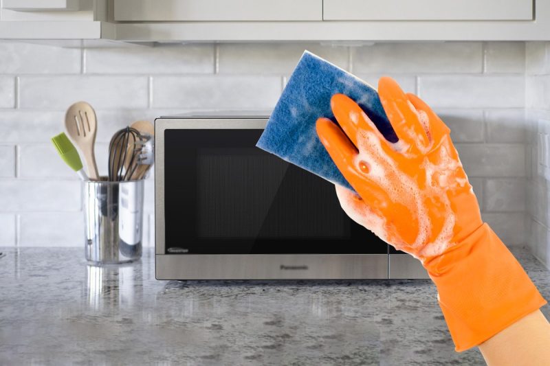 trucul-cu-buretele-umed-in-cuptorul-cu-microunde-curata-murdaria-mai-bine-decat-orice-detergent