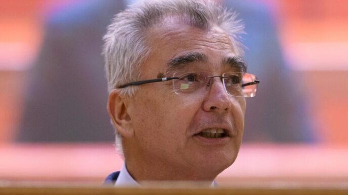 petrisor-peiu,-liderul-senatorilor-aur,-acuza-ca-nivelul-de-trai-ar-putea-scadea-daca-guvernul-bolojan-va-ingheta-cresterea-salariilor