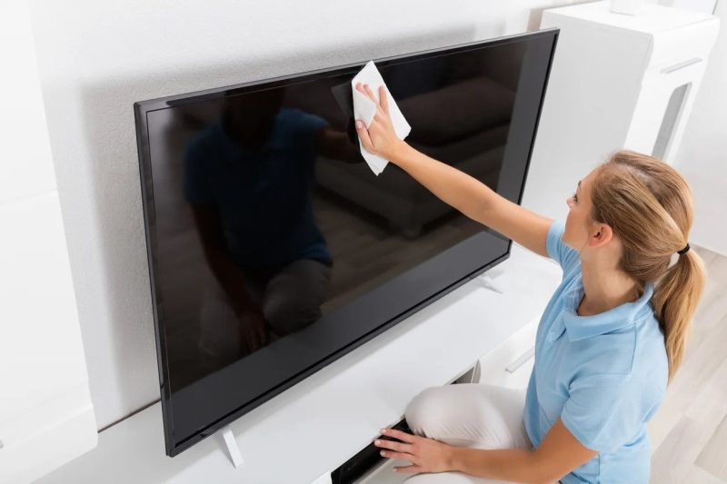 amestecul-facut-in-casa-care-iti-lasa-ecranul-televizorului-impecabil.-asa-nu-va-mai-avea-urme-pe-el