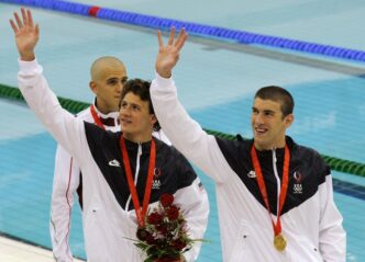 pana-unde-s-a-ajuns!-campionul-de-la-inot-isi-vinde-medaliile-olimpice-pentru-ca-a-ajuns-la-sapa-de-lemn