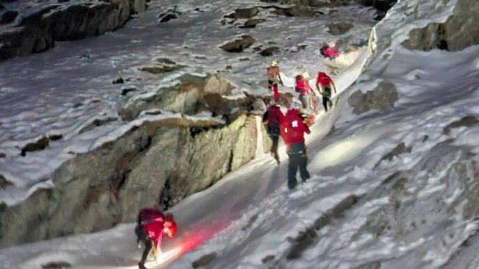 turist-de-56-de-ani,-ranit-in-muntii-fagaras.-salvamontistii-intervin-pentru-a-l-recupera