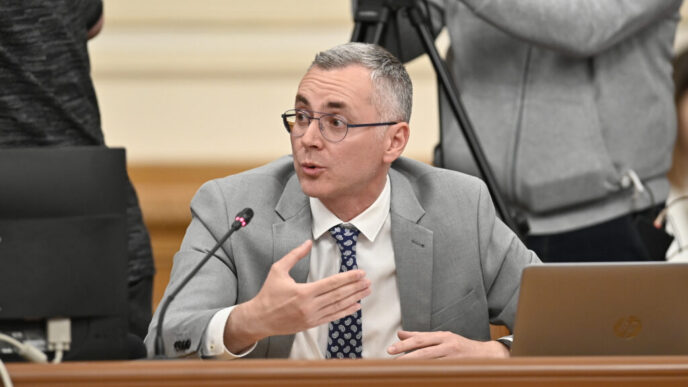 fost-ministru-al-justitiei:-marinescu-se-face-ca-nu-vede-si-nu-aude;-savonea-sa-isi-dea-demisia