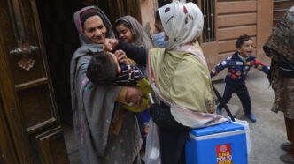 pakistanul-desfasoara-ultima-campanie-de-vaccinare-impotriva-poliomelitei.-militantii-acuza-ca-ar-fi:-un-complot-occidental