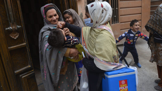 pakistanul-desfasoara-ultima-campanie-de-vaccinare-impotriva-poliomelitei.-militantii-acuza-ca-ar-fi:-un-complot-occidental