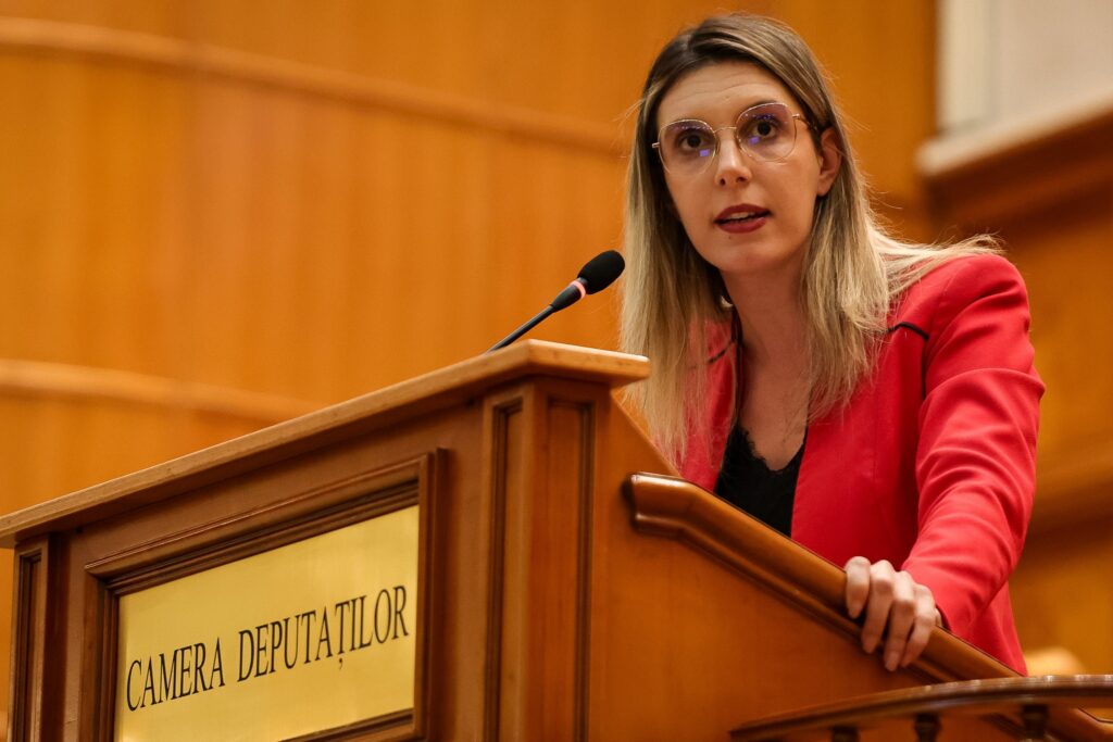 senatul-supune-la-vot-motiunea-initiata-de-aur-impotriva-dianei-buzoianu-psd-a-anuntat-ca-va-sustine-demersul.-bolojan-este-prezent-in-plen