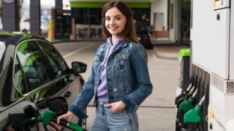 producatorii-auto-din-ue-vor-continua-sa-fabrice-masini-pe-benzina-si-dupa-anul-2035.-tranzitia-la-masinile-electrice-se-amana-pe-termen-nedeterminat