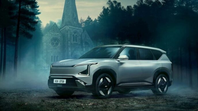 kia-bate-palma-cu-netflix-pentru-o-reclama-ghidusa-la-un-bolid-de-top-–-kia-ev5-x-wake-up-dead-man:-a-knives-out-mystery