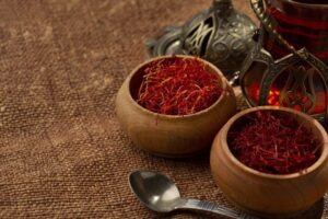 aurul-rosu,-condimentul-care-costa-o-avere.-are-o-aroma-usor-afumata-si-da-o-culoare-superba-mancarii