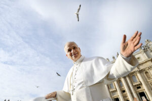 papa-leon-xiv-isi-petrece-noptile-pe-smartphone:-ce-aplicatie-il-tine-treaz-noaptea