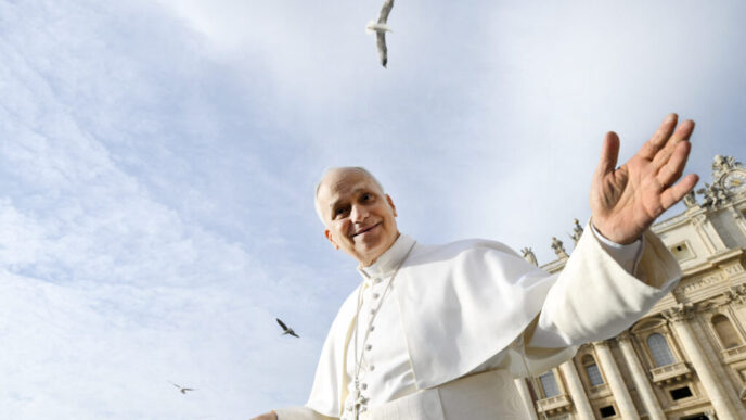 papa-leon-xiv-isi-petrece-noptile-pe-smartphone:-ce-aplicatie-il-tine-treaz-noaptea