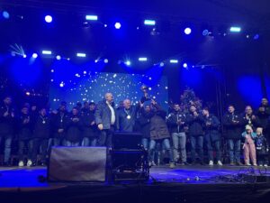 mos-craciun-a-venit-mai-devreme-la-timisoara,-cu-trofeul-cupei-romaniei-la-rugby,-prezentat-la-traditionalul-targ-festiv-de-sezon