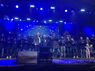 mos-craciun-a-venit-mai-devreme-la-timisoara,-cu-trofeul-cupei-romaniei-la-rugby,-prezentat-la-traditionalul-targ-festiv-de-sezon