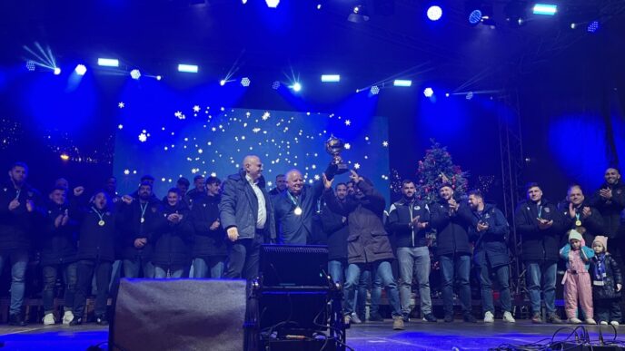 mos-craciun-a-venit-mai-devreme-la-timisoara,-cu-trofeul-cupei-romaniei-la-rugby,-prezentat-la-traditionalul-targ-festiv-de-sezon