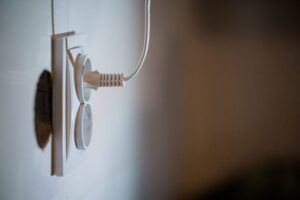 aparate-care-consuma-curent-chiar-si-oprite.-ce-faci-cu-ele-cand-pleci-de-acasa-mai-multe-zile