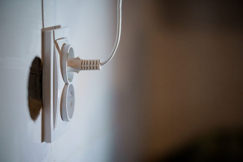 aparate-care-consuma-curent-chiar-si-oprite.-ce-faci-cu-ele-cand-pleci-de-acasa-mai-multe-zile