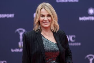 nadia-comaneci,-stralucitoare-de-craciun,-intr-o-rochie-aurie,-mulata!-mesajul-legendei-pentru-romanii-ei-dragi