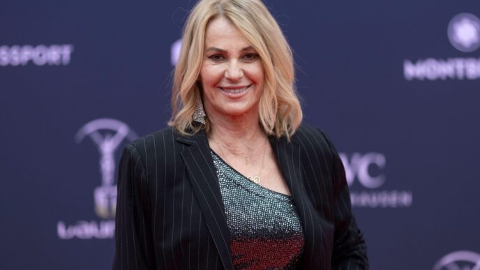 nadia-comaneci,-stralucitoare-de-craciun,-intr-o-rochie-aurie,-mulata!-mesajul-legendei-pentru-romanii-ei-dragi