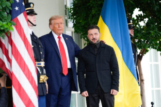 volodimir-zelenski,-imbracat-in-costum,-a-ajuns-la-mar-a-lago-si-a-fost-intampinat-de-donald-trump