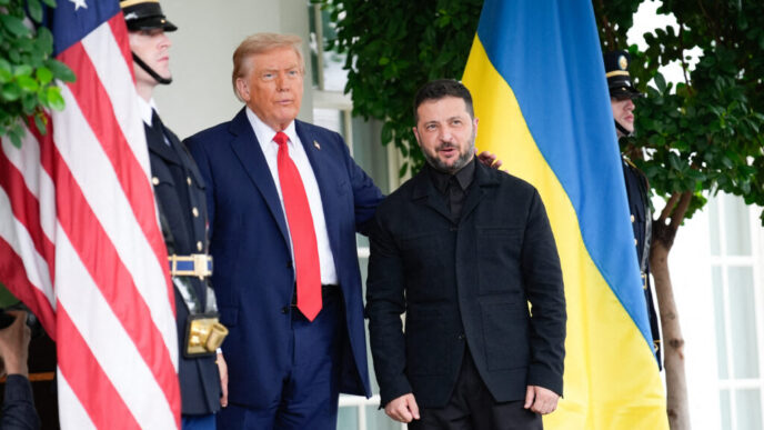 volodimir-zelenski,-imbracat-in-costum,-a-ajuns-la-mar-a-lago-si-a-fost-intampinat-de-donald-trump