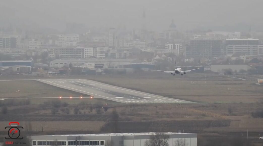 vantul-din-cluj-i-a-obligat-pe-piloti-sa-recurga-la-manevre-extreme.-„crabbing”-executat-pe-rafale-de-pana-la-31-de-noduri