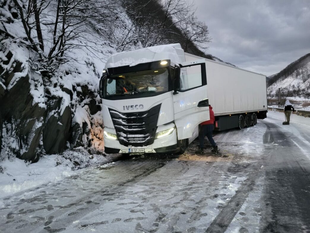 circulati-cu-atentie-pe-valea-oltului!-un-autocamion-stationat-blocheaza-deszapezirea-carosabilului