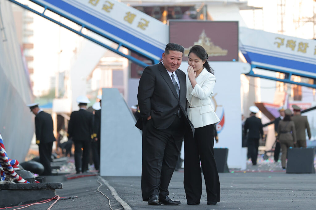liderul-nord-coreean-kim-jong-un-si-a-dus-fiica-la-mausoleul-familiei