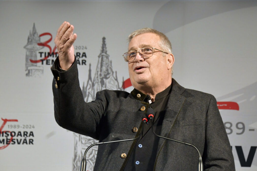 mircea-dinescu-a-scris-poezia-care-l-a-vizitat-in-noaptea-de-anul-nou:-„locuiam-in-casa-de-paianta,/cu-apa-rece,-criza-de-sapun”