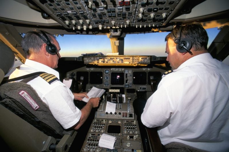 un-pilot,-prins-baut-la-mansa.-barbatul-a-picat-doua-etiloteste-dupa-ce-a-fost-dat-jos-din-avion-pe-un-important-aeroport