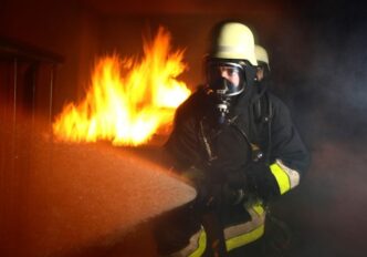 incendiu-intr-un-fost-hotel-din-ramnicu-valcea,-transformat-in-locuinte-de-serviciu.-peste-30-de-persoane-au-fost-evacuate-din-cladire