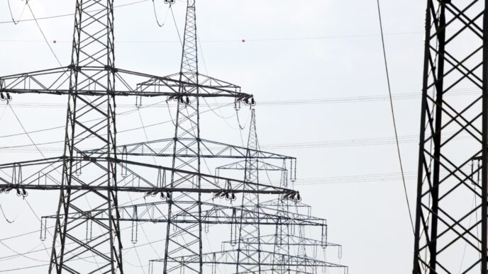 zeci-de-mii-de-consumatori-din-judetul-alba-sunt-in-continuare-fara-electricitate.-viscolul-a-provocat-avarii-semnificative