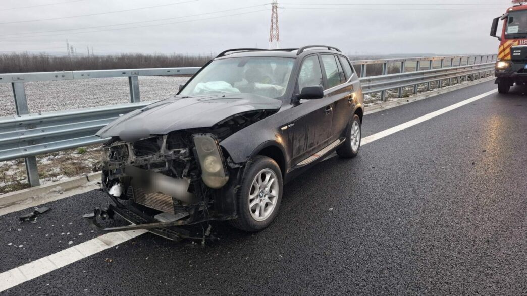 un-sofer-s-a-izbit-de-parapetii-de-pe-dex12-in-incercarea-de-a-depasi-utilajele-de-deszapezire.-masina-s-a-facut-praf