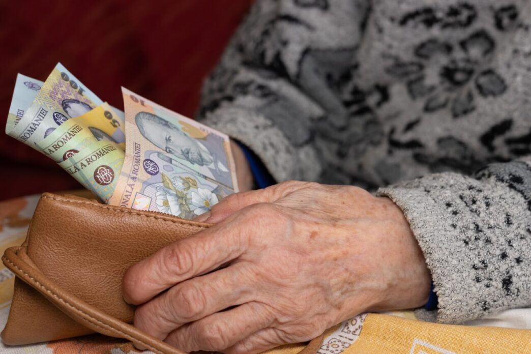 iesi-la-pensie-in-2026?-cat-vei-incasa-lunar,-daca-ai-avut-un-salariu-de-4.000-de-lei