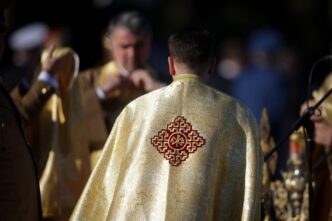 ce-salariu-are-un-preot-in-2026:-conditiile-pentru-a-lua-mai-multi-bani