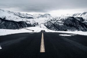 zapada-si-gheata-blocheaza-zboruri-si-aglomereaza-autostrazi-in-multe-tari-ale-europei