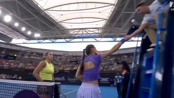 gestul-arynei-sabalenka-in-momentul-strangerii-de-mana-cu-sorana-cirstea,-la-fileu.-video