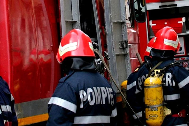incendiu-intr-un-bloc-din-judetul-sibiu:-aproximativ-30-de-persoane-s-au-autoevacuat