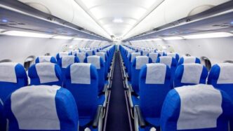 la-ce-foloseste-maneta-de-sub-scaunul-din-avion:-nu-e-doar-pentru-deblocare-in-caz-de-evacuare