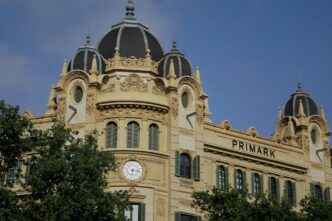 rezultate-ingrijoratoare-pentru-primark:-europa-continua-sa-traga-in-jos-vanzarile.-retailerul-britanic-deschide-noi-unitati-in-romania-in-2026