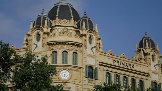 rezultate-ingrijoratoare-pentru-primark:-europa-continua-sa-traga-in-jos-vanzarile.-retailerul-britanic-deschide-noi-unitati-in-romania-in-2026