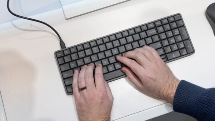 hp-eliteboard-g1a,-pc-ul-ascuns-in-tastatura:-cum-arata-ideea-de-desktop-portabil-la-ces-2026