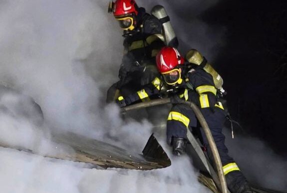 explozie-intr-un-apartament-din-zalau.-incendiul-a-cuprins-locuinta-de-la-etajul-al-doilea,-a-fost-activat-planul-rosu