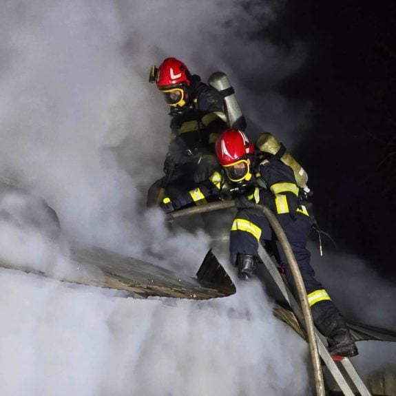 explozie-intr-un-apartament-din-zalau.-incendiul-a-cuprins-locuinta-de-la-etajul-al-doilea,-a-fost-activat-planul-rosu