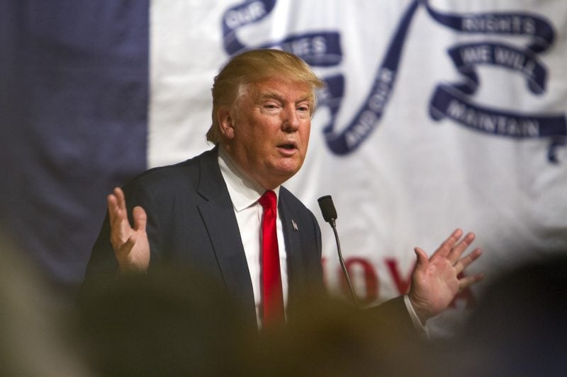 donald-trump-a-aratat-degetul-mijlociu-catre-un-protestatar-in-timp-ce-acesta-ii-amintea-de-dosarele-epstein.-lamuriri-de-la-casa-alba-video