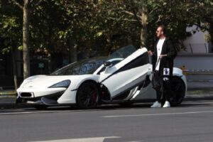 romanul-care-a-facut-credit-pentru-a-si-cumpara-un-bolid-mclaren,-afectat-apoi-de-rate:-a-fost-greoi